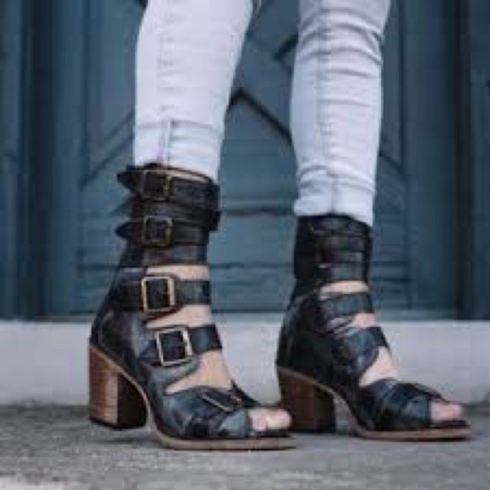 Freebird Women's Black Leather Buckle Strap Sandals